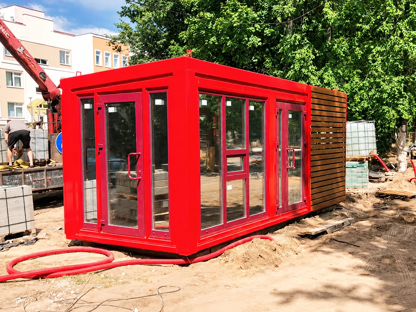 Фотография: Пост охраны коттеджного посёлка с красным фасадом